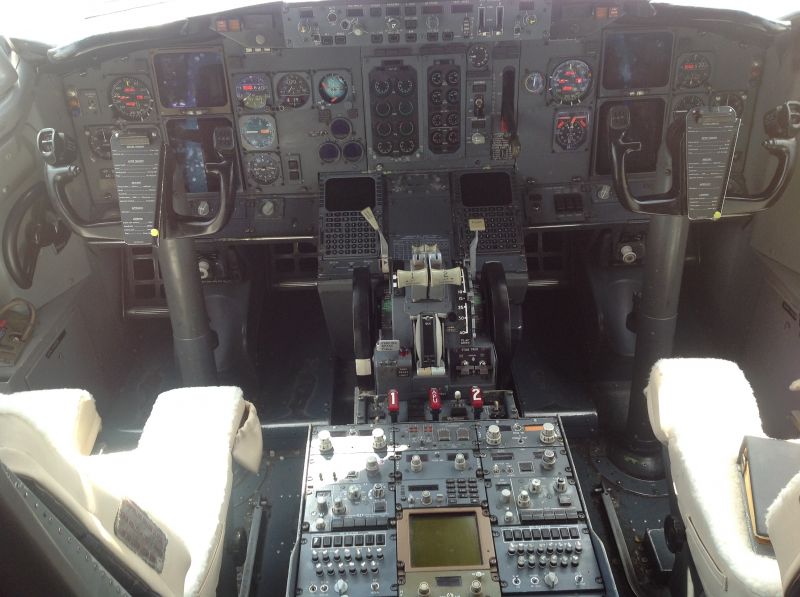 Aquiline International Boeing 737-300 PAX. Cockpit